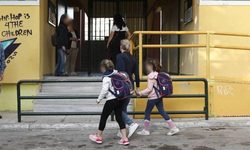 Άνοιγμα σχολείων: Ποιο κωδικό στέλνουμε στο 13033